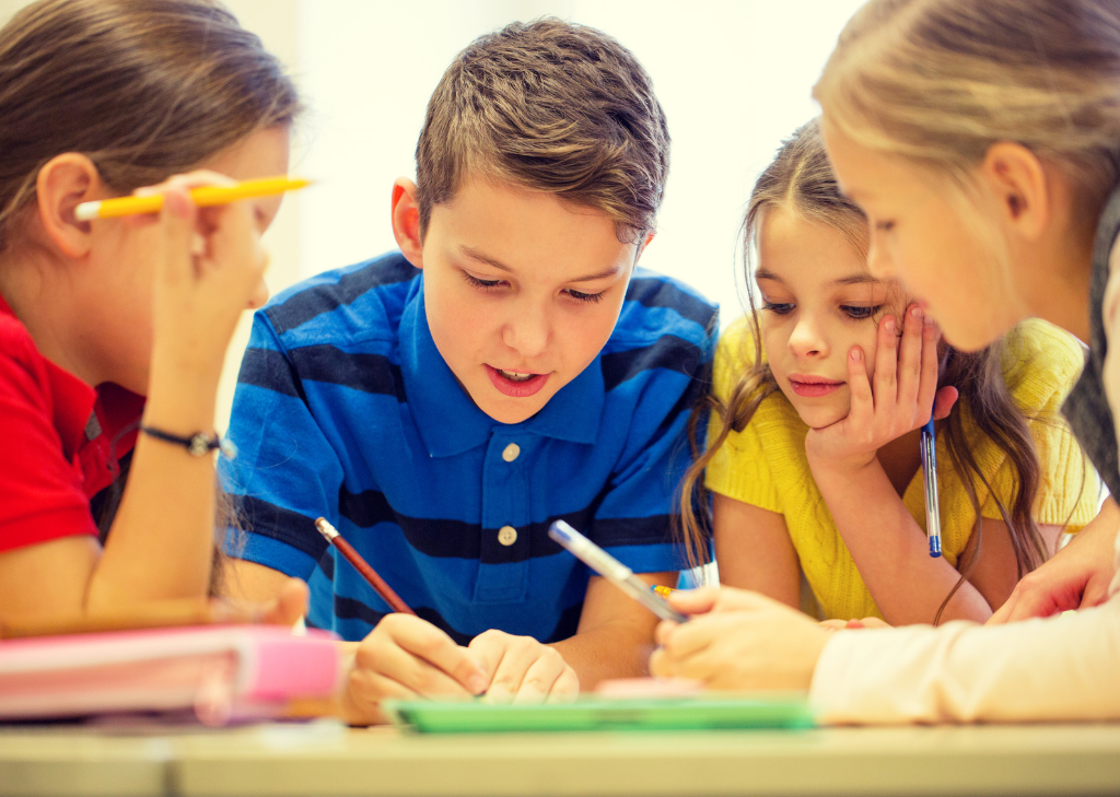 Kumpulan anak-anak sedang melakukan diskusi untuk mengambil keputusan