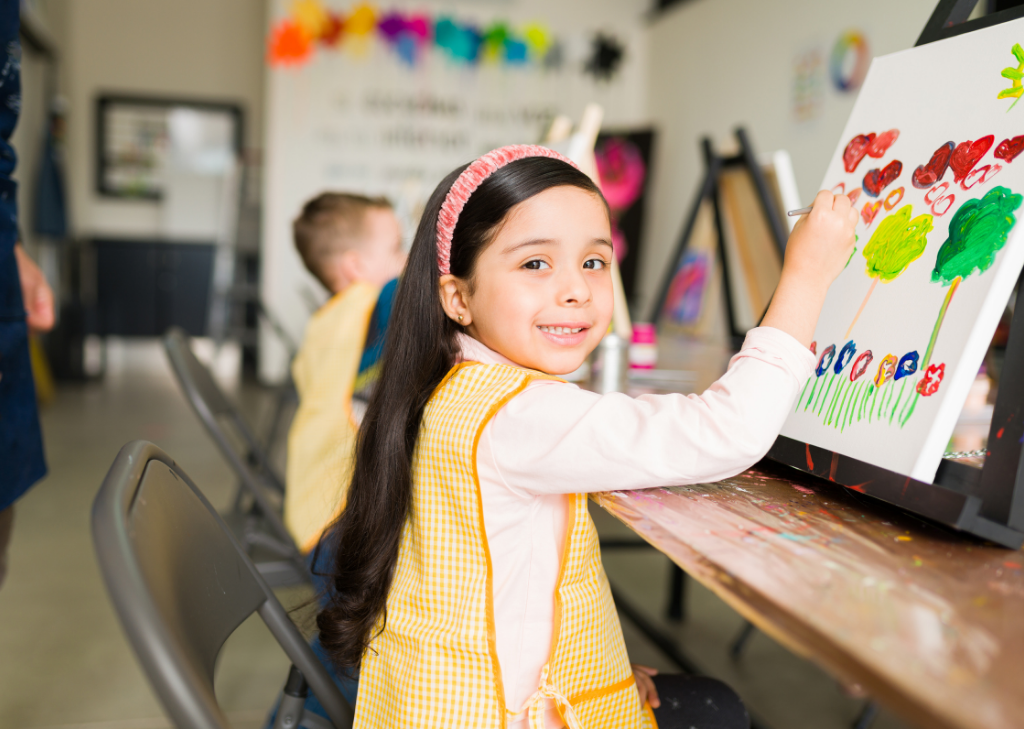Anak kecil sedang membuat seni di dalam kelas