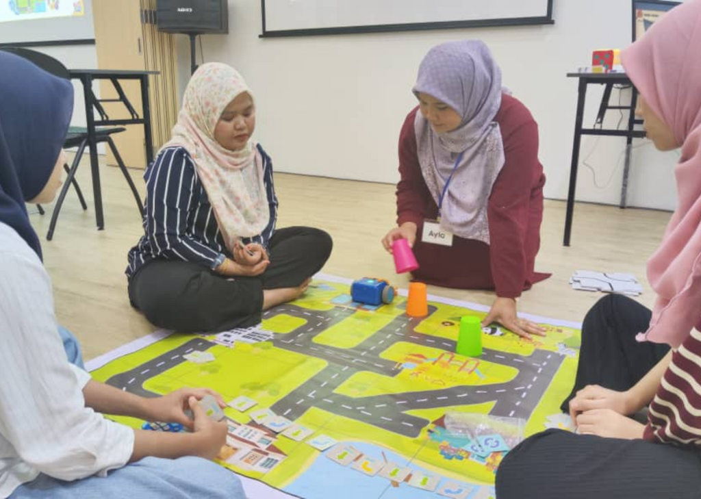 Para guru sedang melakukan training program LittleBot